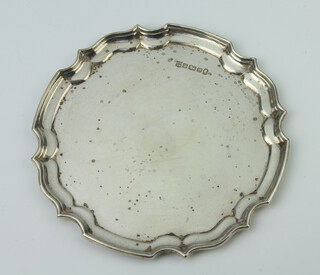 A silver card tray/salver with pie crust rim Sheffield 1977, 15cm, 148 grams 
