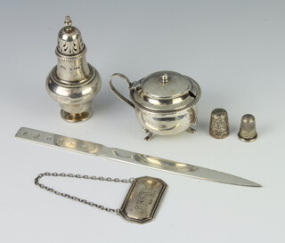 A silver paper knife Sheffield 2000, a brandy label, 2 thimbles, a pepper and a mustard, weighable silver 110 grams