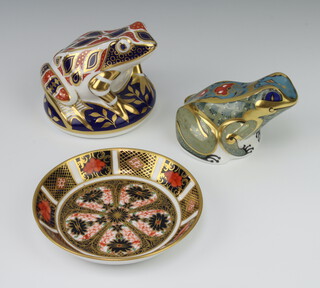 A Royal Crown Derby circular dish 1128X1XX 10cm, a ditto paperweight in the form of a fortune frog base with gold stamp, 1 other (second ?) 