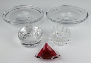 An Orrefors Studio glass shallow bowl 14cm, a fluted ditto 8cm, a pair of studio glass oval shallow dishes 29cm and a Studio triangular dish 12cm 