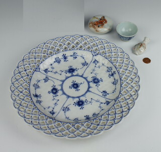 A 19th Century Chinese shallow palm box decorated with a figure 7cm, a ditto shallow bowl, a Copeland blue and white patterned plate and 2 other items