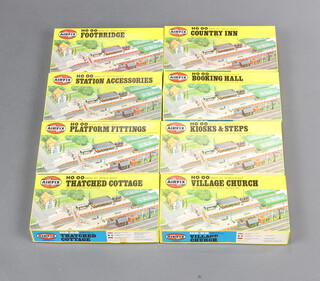 Eight various Airfix HO/OO model building kits, all boxed and unmade