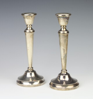 A pair of tapered silver candlesticks with beaded decoration Birmingham 1962, 20cm 