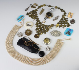 A small quantity of vintage costume jewellery 