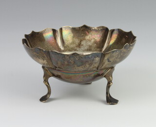 A Victorian silver pedestal bowl on pad feet, London 1900, 9cm, 78gms