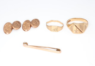 A gentleman's 9ct gold ring size P, a pair of cufflinks, stick pin and ring, 10gms