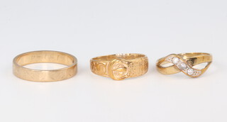 Three 9ct yellow gold rings size I, J and O, 5.5 grams gross