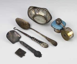 An Edwardian pierced silver bon bon dish, Birmingham 1902, a silver stamp envelope and minor items, weighable silver 58gms