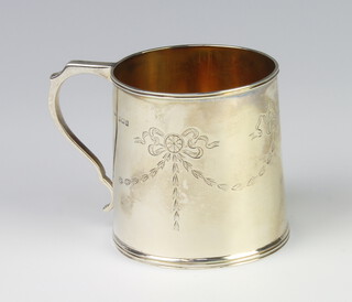 A Edwardian engraved silver mug with ribbon and swag decoration Birmingham 1904, 7cm, 114gms