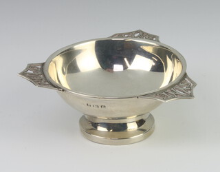 A silver 3 handled pedestal bowl "Auld Lang Syne" Birmingham 1913, 30gms, 9cm 