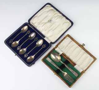 A pair of Art Deco style fork and spoon Sheffield 1946 together with a set of silver teaspoons Birmingham 1928, both cased, 104 gms