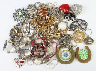 A quantity of modern and vintage costume jewellery 
