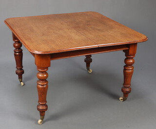 A Victorian mahogany extending dining table raised on turned supports 69cm h x 105cm w x 107cm l (no extra leaf) 