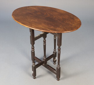 An Edwardian oval oak coaching table raised on turned supports 68cm h x 76cm w x 49cm d 