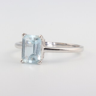 An 18ct white gold single stone aquamarine ring, size P 1/2, 2.9 grams, 8mm x 6mm 