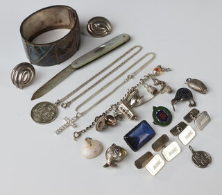 An Edwardian silver bangle and minor silver jewellery 