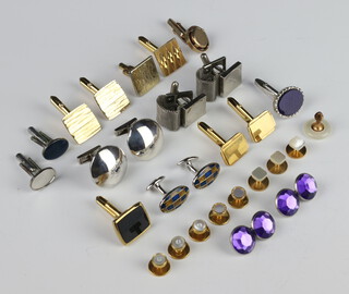 A small quantity of cufflinks and studs 