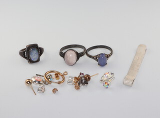 A silver tie clip and minor costume jewellery 