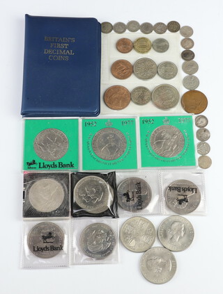 A collection of minor commemorative coins and crowns 