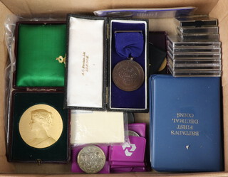 A French 1919 gilt commemorative crown, minor coins and crowns 