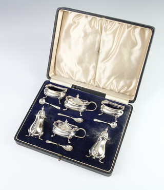A silver 6 piece condiment set with beaded decoration and pad feet, with blue glass liners, Birmingham 1941, 242 grams 