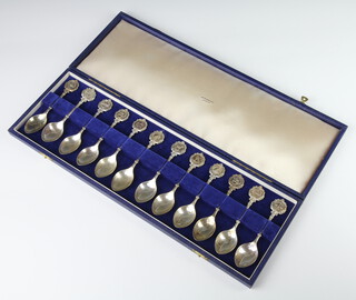 A set of 12 silver signs of the zodiac teaspoons, maker John Pinches & Sons, London 1971, 276 grams, cased 