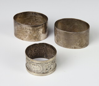 A pair of silver napkin rings, 1 other, 94 grams 