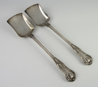 A pair of Victorian silver Kings pattern serving spoons, London 1875, 292 grams 
