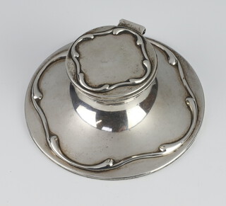 An Edwardian silver capstan inkwell with repousse decoration Birmingham 1907, 10.5cm 