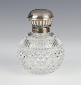 A modern silver mounted cut glass scent bottle, Sheffield 2000, 9cm 