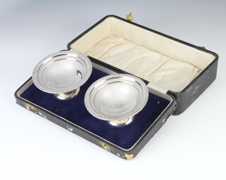 A pair of silver tazzas with beaded edges Birmingham 1928, 9.5cm, 78 grams, cased 