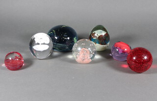 A Mdina style paperweight 12cm, 6 others 