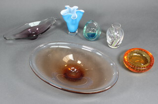 A Mdina 2 handled basket 12cm and minor studio glassware