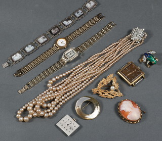 A small collection of minor costume jewellery 