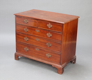 A Georgian mahogany and oak chest of 2 short and 3 long drawers replacement brass swan neck drop handles, raised on bracket feet 83cm h x 95cm w x 53cm d 