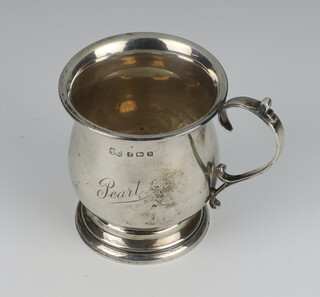 A Georgian design baluster silver mug with S scroll handle Birmingham 1926, 7cm, 49 grams 