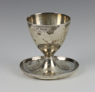 A silver egg cup Sheffield 1929, maker Walker and Hall 61 grams, 5.5cm 