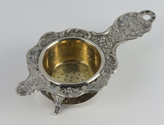 A Continental silver tea strainer and stand 52.9 grams 
