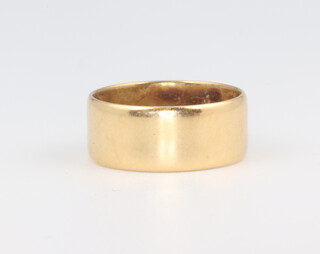 An 18ct yellow gold wedding band size K, 5.3 grams 