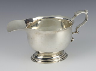 A silver baluster sauce boat with S scroll handle London 1918, 315 grams 