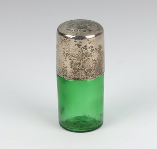 A green glass scent bottle with silver cover Chester 1916, 6cm 