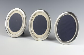 Three modern oval silver photograph frames 16cm x 12cm 