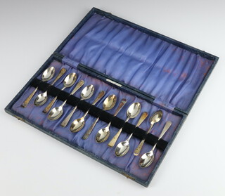 A set of 12 Edwardian silver coffee spoons, Sheffield 1904, 84 grams, cased 