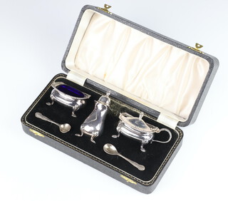 A silver 3 piece condiment and spoons, Birmingham 1958,59, 152 grams, cased 