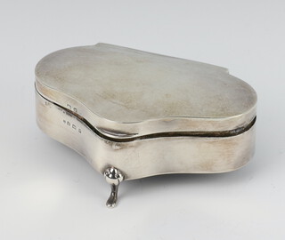 A silver heart shaped trinket box on pad feet Birmingham 1946 10cm 