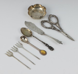 An Edwardian silver butter knife Sheffield 1904, 3 silver forks, a salt, 2 spoons and a pair of scissors, weighable silver 39 grams 