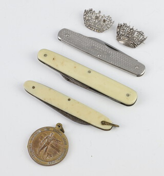 Two paste set Naval sweetheart brooches, 3 pen knives, a sports fob