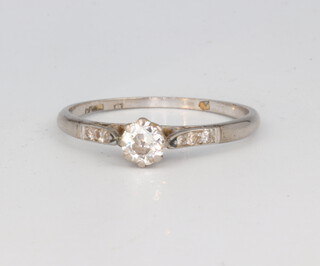 A white metal stamped plat. single stone diamond ring, approx. 0.4ct, and with diamond chips to the shoulders, 2.5 grams, size S 