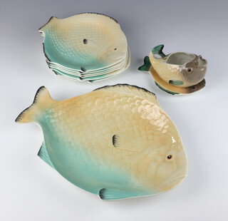 A Shorter & Sons fish shaped dinner service comprising large dish, 6 plates, sauce boat and stand 