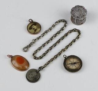 A hardstone pendant and minor jewellery 